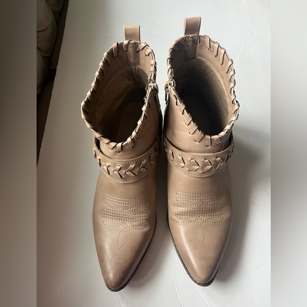 Altar’d State Woman’s Bootie’s Size 9 - Picture 3 of 7